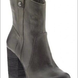EUC Vince Camuto Bennie Leather Boot/Bootie Size 8, In The Color Lead